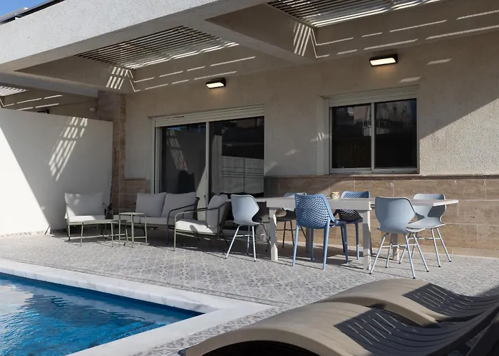 וילה פאן 4 חדרי שינה בריכה מחוממת Villa Fun 4 Bedroom Heated Pool